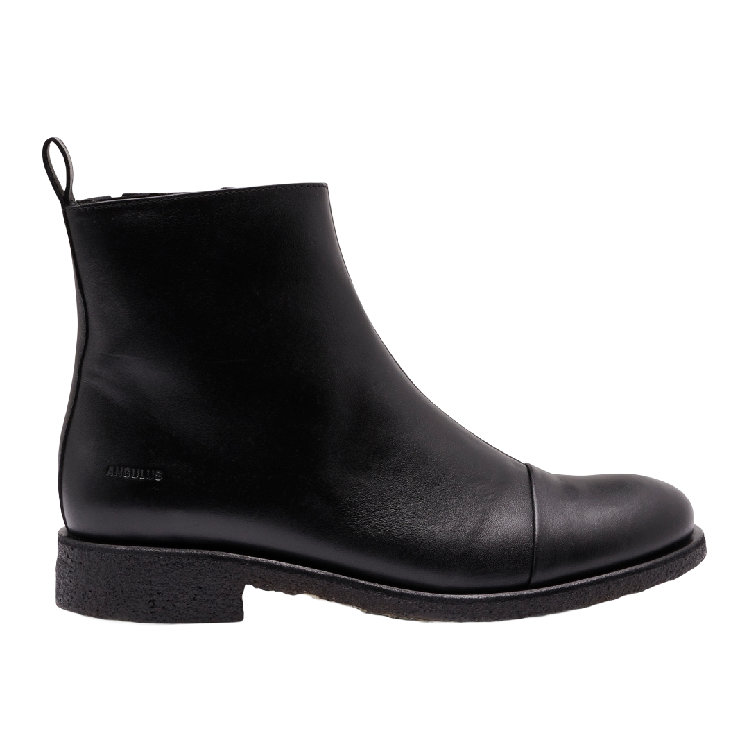Boot with zipper