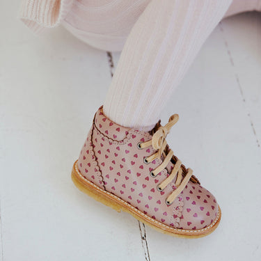 Classic lace-up shoe with heart print