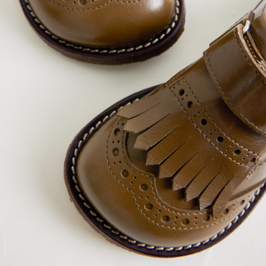Brogues shoe with fringes and velcro closure
