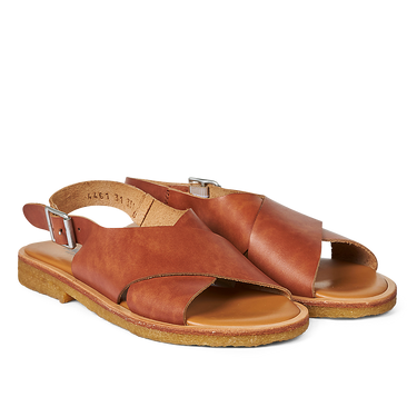 Cross sandal with buckle closure